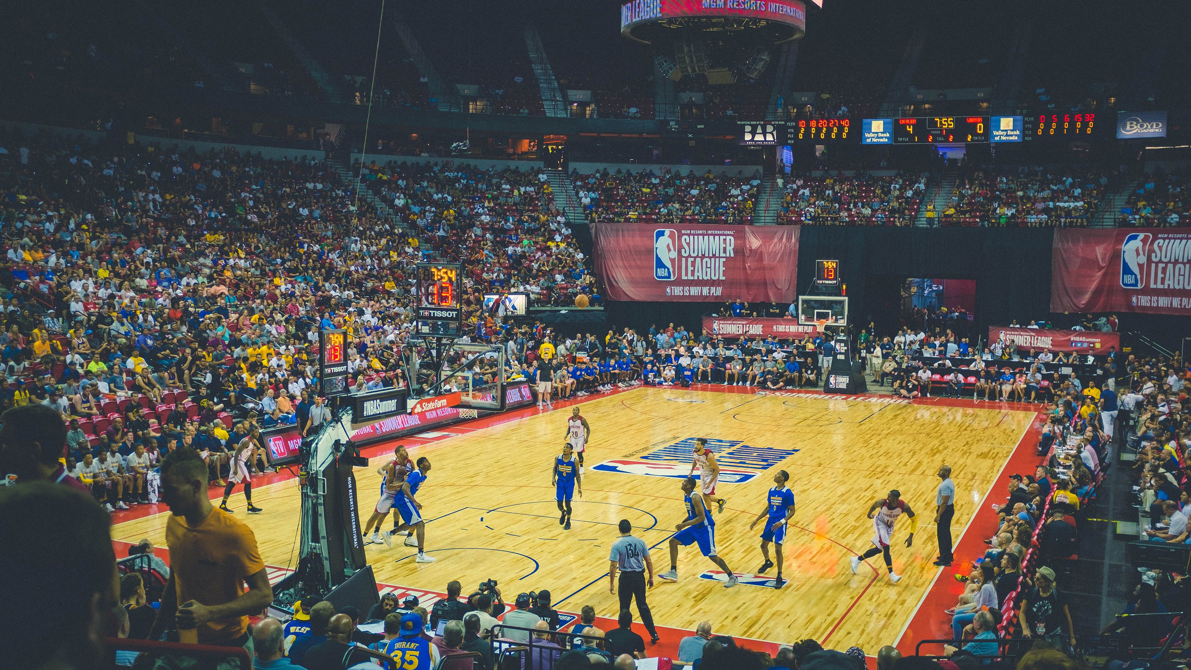 开一辆高配SUV迎战一辆喷火超跑！，开一辆高配suv迎战一辆喷火超跑多少钱